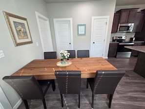 Dining - 3-bedroom townhome 1.5 miles from Toomer's Corner/Auburn University (Auburn)
