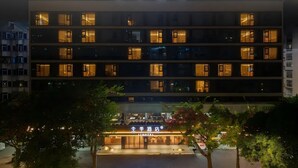 A multi-story hotel with illuminated windows and a sign reading '全季酒店'. - JI Hotel Fuzhou Railway Station  (Fuzhou)