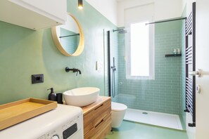 Shower, hair dryer, towels, soap - Vrbo Property (Milano)