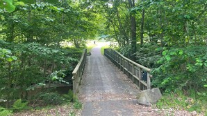 A wooden bridge in a wooded area. - 5 Star Holiday Home in Uddevalla (Uddevalla)