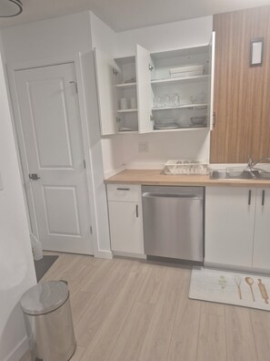 Private kitchen - Home away from home, clean, cozy and comfortable (Saskatoon)