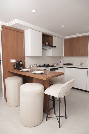 Fridge, microwave, stovetop, cookware/dishes/utensils - sandra 17 (Tunis)