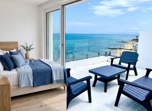 Un dormitorio con cama, mesita de noche y planta en maceta.