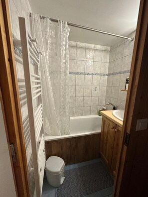 Bathroom - Vrbo Property (Les Belleville)