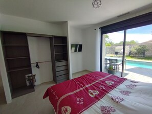 4 bedrooms, desk, iron/ironing board, travel cot - Phoebus - Villa Marie
"Bienvenue et place à la détente !" (Deaux)