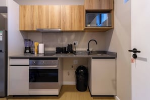 Kühlschrank, Mikrowelle, Herdplatte, Wasserkocher
