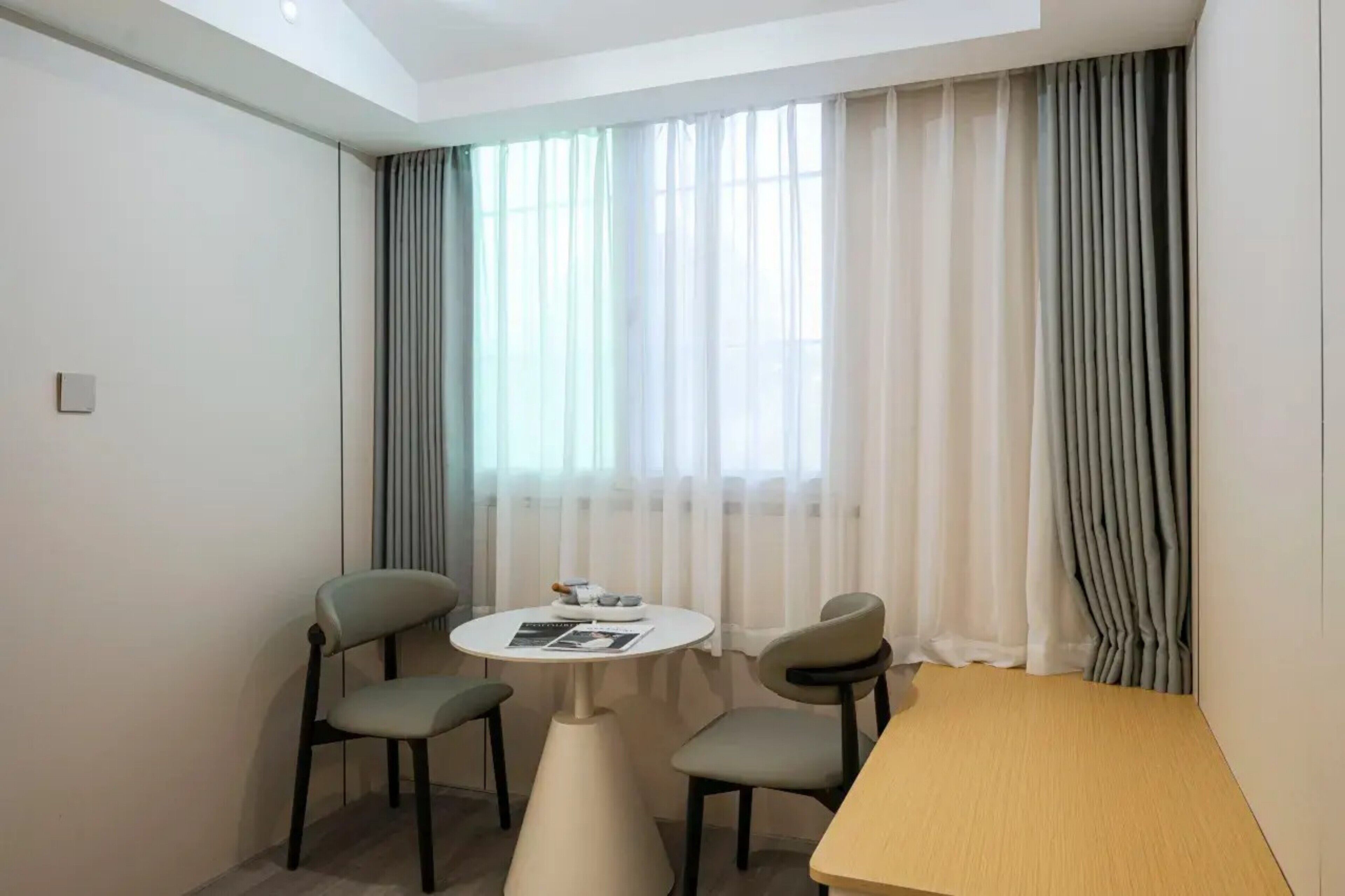 Luxury Double Room, City View | Dining