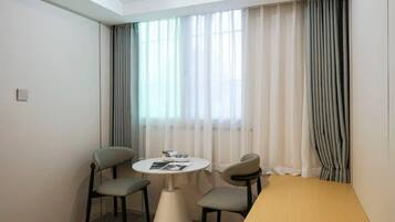 Luxury Double Room, City View | Dining