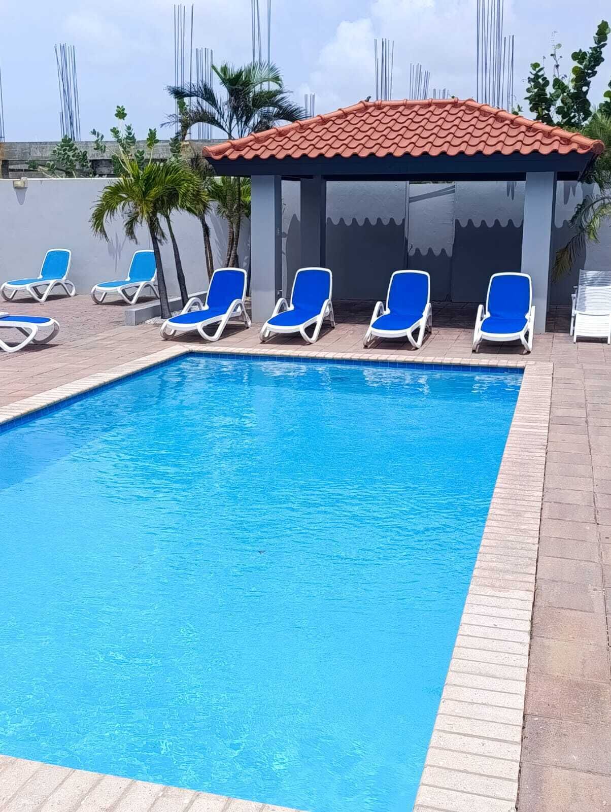 Una piscina al aire libre