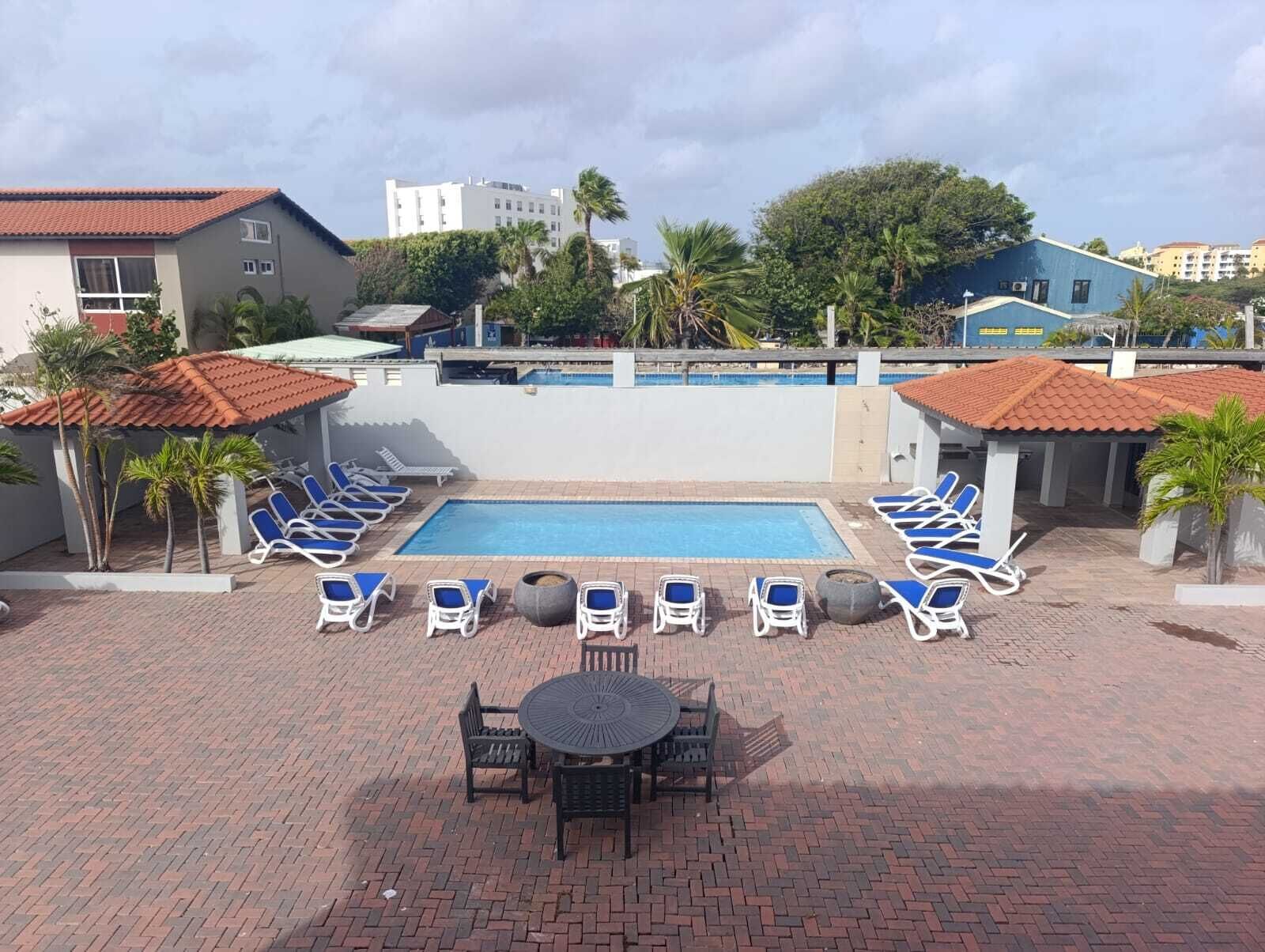 Una piscina al aire libre