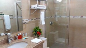 Shower, hair dryer, towels - Dorado Eagle Beach Hotel (Noord)