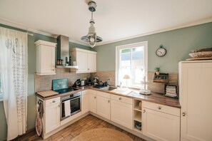 Private kitchen - Schwankes "Seeadler" Vacation Home - Thatched-roof house with a sauna and fireplace on Rügen (Ummanz)