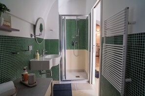 Shower, hair dryer, bidet, towels - Vrbo Property (Locorotondo)