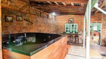 Indoor spa tub