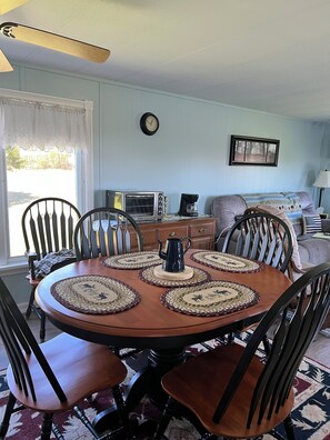 Dining - Cozy 2-bedroom mobile home in fantastic New Canada with AC (New Canada)
