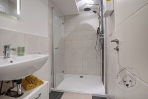 Dusche, Haartrockner, Handtücher, Seife