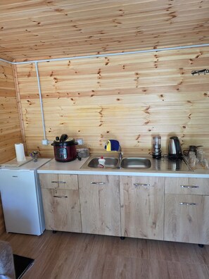 Refrigerador, microondas, cafetera/tetera, tetera/pava eléctrica