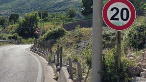 Verkehrsschild für Visi Cabins Boge mit einer Geschwindigkeitsbegrenzung von 20.