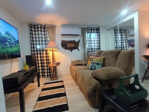 Smart TV - The Yellow Bow- A Peaceful Lake View Getaway (Crescent City)