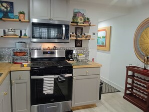 Private kitchen - The Yellow Bow- A Peaceful Lake View Getaway (Crescent City)