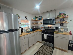 Private kitchen - The Yellow Bow- A Peaceful Lake View Getaway (Crescent City)