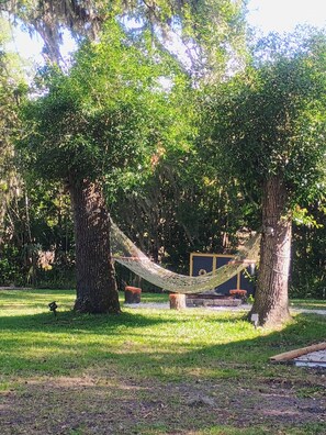 Property grounds - The Yellow Bow- A Peaceful Lake View Getaway (Crescent City)