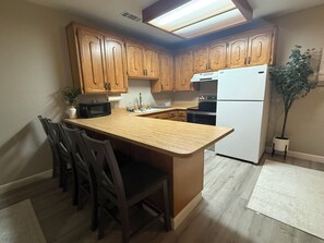 Private kitchen - 1-bedroom apartment with AC near Lake Oroville (Oroville)