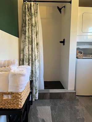 Bruser, håndklæder, Sæbe, Toiletpapir