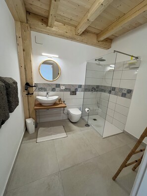 Bruser, hårtørrer, bidet, håndklæder