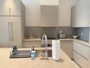 Private kitchen - Modern 2-bedroom apartment in Love Beach. Gated Community, beach and gym access (Nassau)