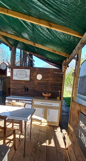 Outdoor dining - Vrbo Property (Saverdun)