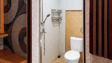 Deluxe Double Room | Bathroom | Shower, towels, soap