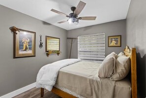 Tabla de planchar con plancha, wifi y ropa de cama 