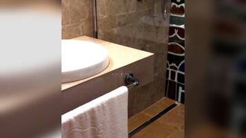 Kamer, 1 twee- of 2 eenpersoonsbedden | Badkamer