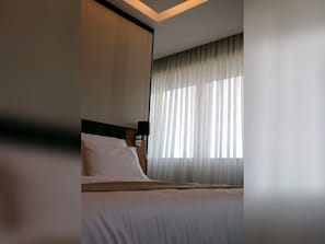 Double or Twin Room | Peti besi dalam bilik, langsir/tirai gelap terus 