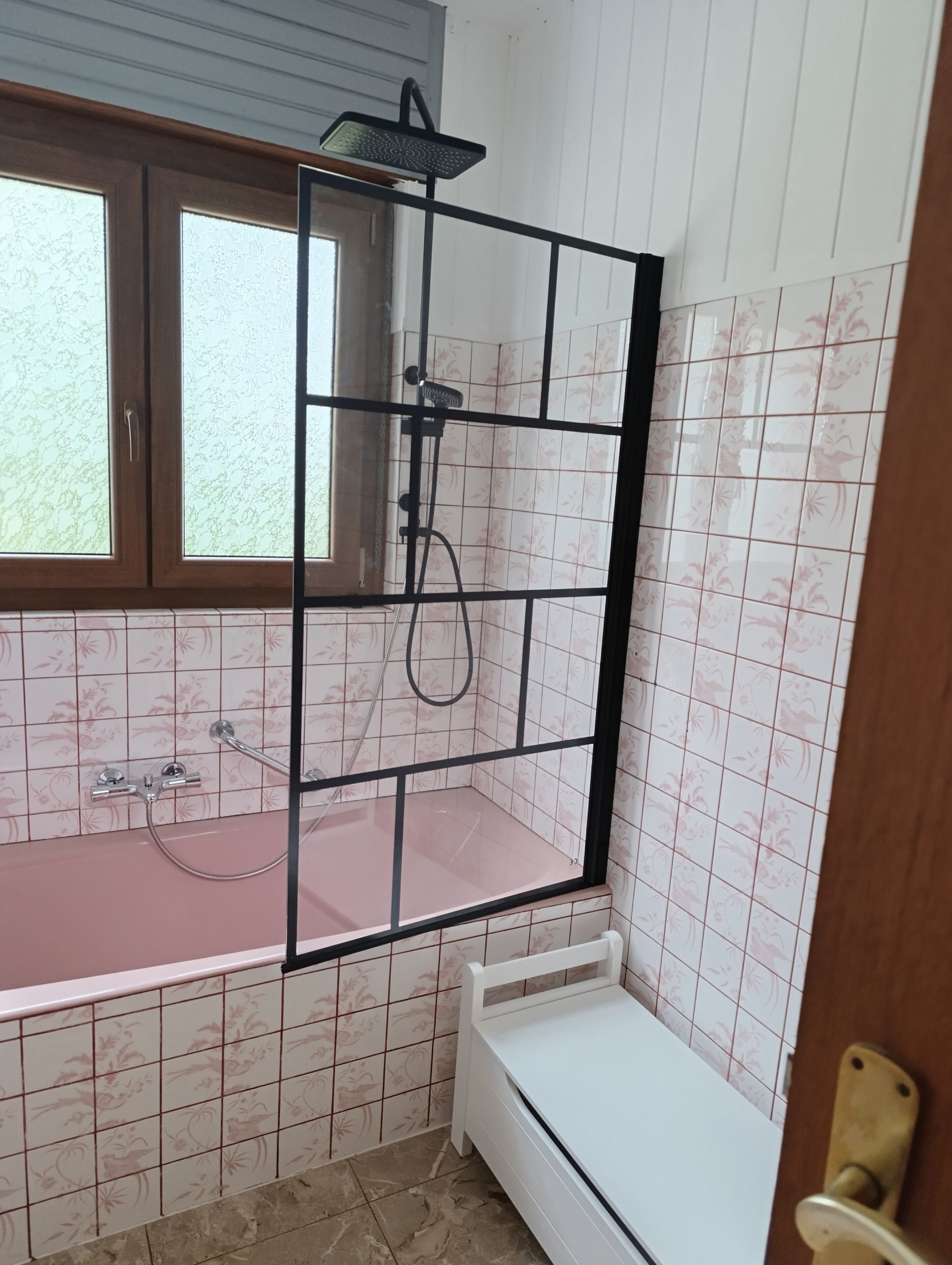 Douche, sèche-cheveux, bidet, serviettes fournies