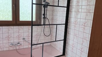 Douche, sèche-cheveux, bidet, serviettes fournies
