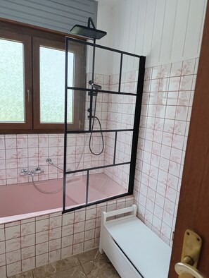 Dusche, Haartrockner, Bidet, Handtücher
