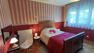 Iron/ironing board, WiFi, bed sheets
