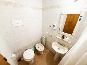 Deluxe-Apartment, Balkon, Stadtblick | Badezimmer