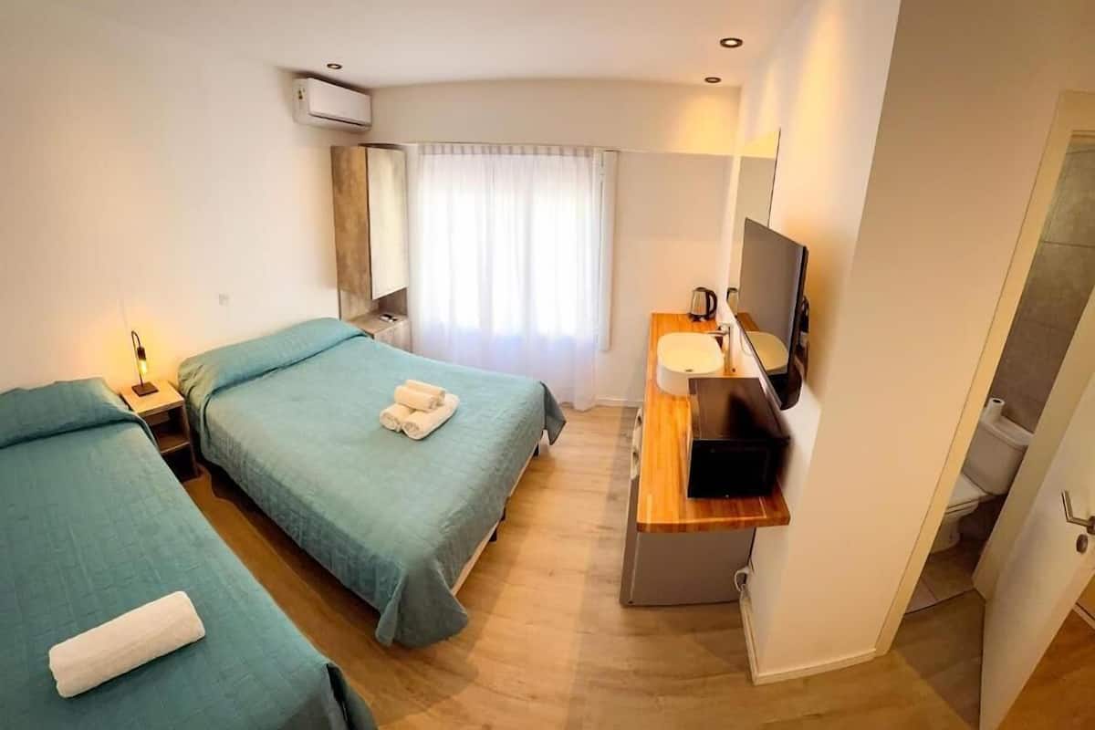 Habitación triple Deluxe, vista al patio | Caja de seguridad en la habitación y wifi gratis