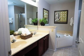 Bathroom - 1-Bedroom Getaway at Williamsburg Resort in a prime location. (Williamsburg)