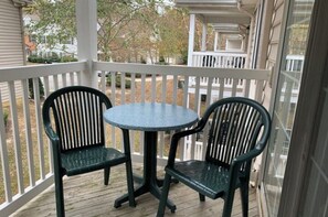 Outdoor dining - 1-Bedroom Getaway at Williamsburg Resort in a prime location. (Williamsburg)
