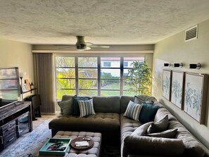 Living area - Delightful Naples Condo with large Resort Pool and Pickleball/Tennis Courts (Naples)