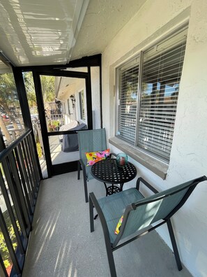 Outdoor dining - Delightful Naples Condo with large Resort Pool and Pickleball/Tennis Courts (Naples)