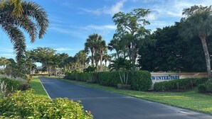 Uma estrada que leva a um parque, com uma placa indicando 'Winter Park'.
