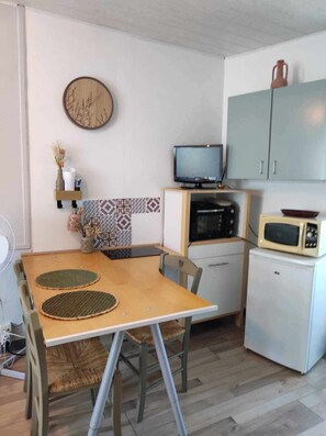 Dining - The Cozy "Champêtre" Nest—Perfect for 2 (La Bourboule)