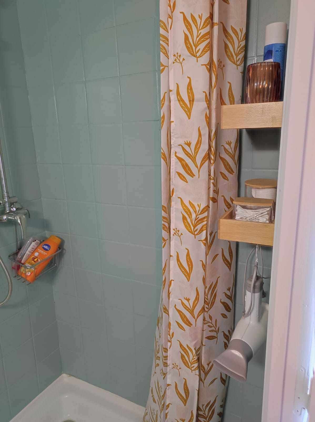 Sèche-cheveux, serviettes fournies, savon, papier toilette