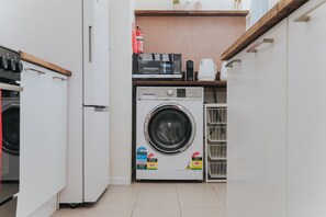Wasserkocher mit Kaffee-/Teezubehör, Kühlschrank, Mikrowelle, Ofen