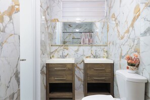 Een douche, een haardroger, handdoeken, zeep